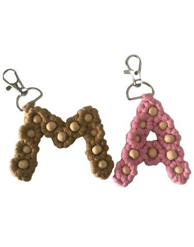 Llaveros en macrame con las iniciales