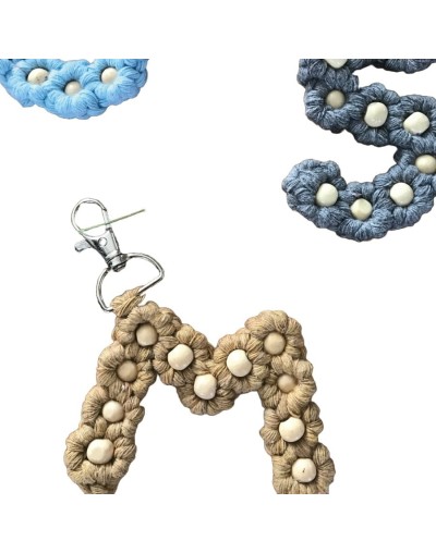 Llaveros en macrame con las iniciales