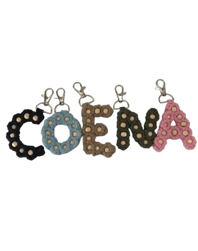 Llaveros en macrame con las iniciales