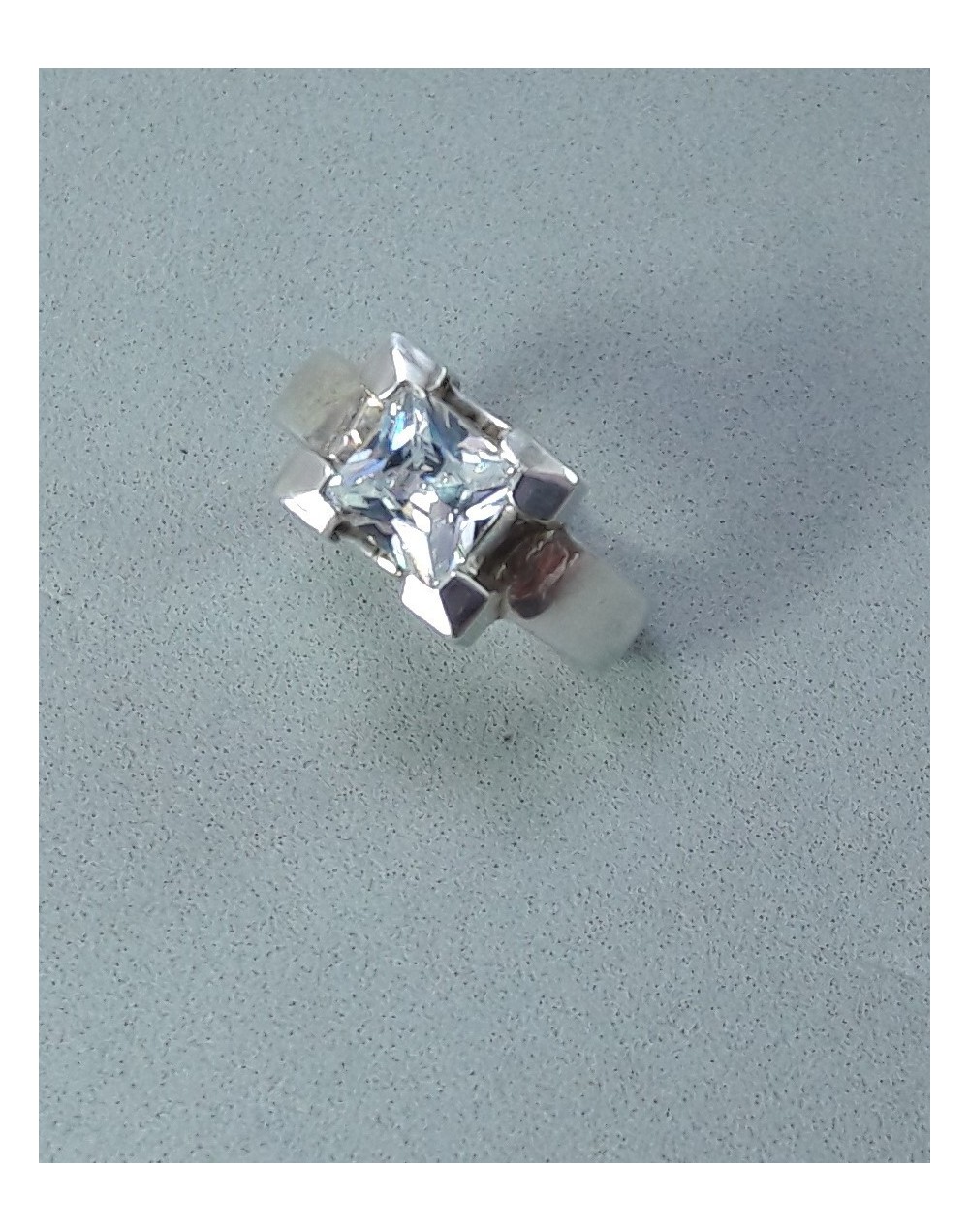 Anillo zircón