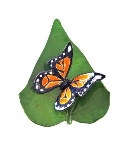 Hoja con mariposa naranja