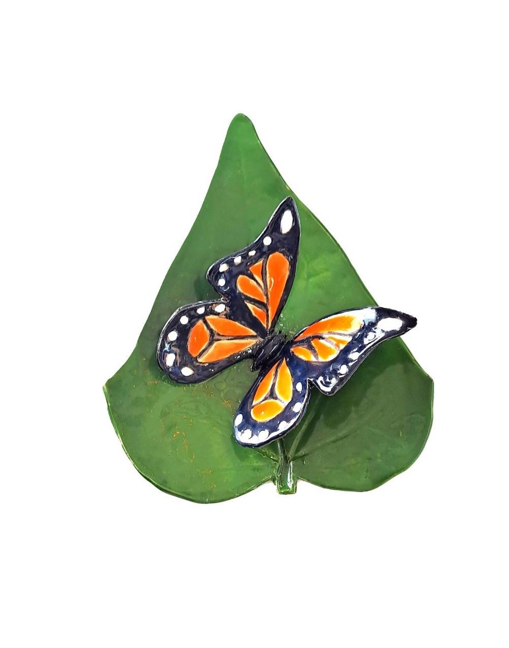 Hoja con mariposa naranja