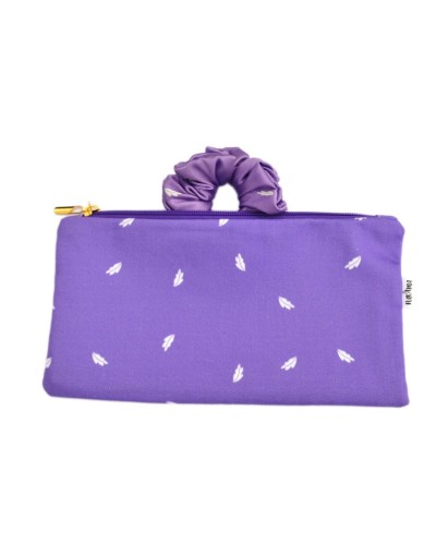Cosmetiquera morada y bamba