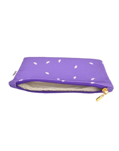 Cosmetiquera morada y bamba
