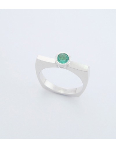 Anillo En Plata Ley 950  Con Esmeralda