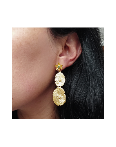 Aretes regia y flor dorada esmeraldas