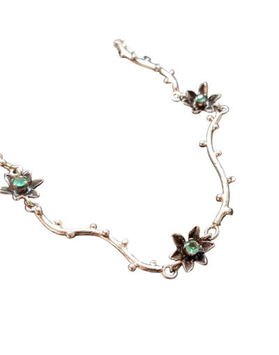 Collar río de flores de plata y esmeraldas