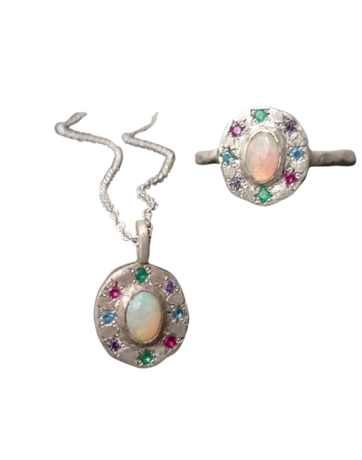 Anillo luz de luna plata ópalo y esmeraldas