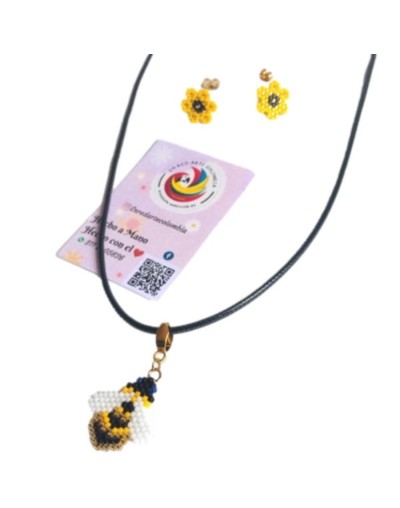 Set de collar y pendientes en miyuki  diseño de  abeja y flores