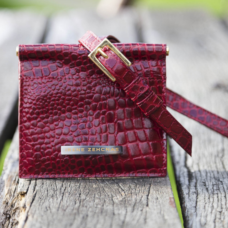 Collar billetera de mujer Matilde en piel color rojo charol.