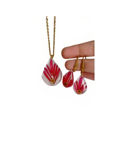 Juego de aretes y collar en pétalos rojos encapsulados en acero dorado y plateado.