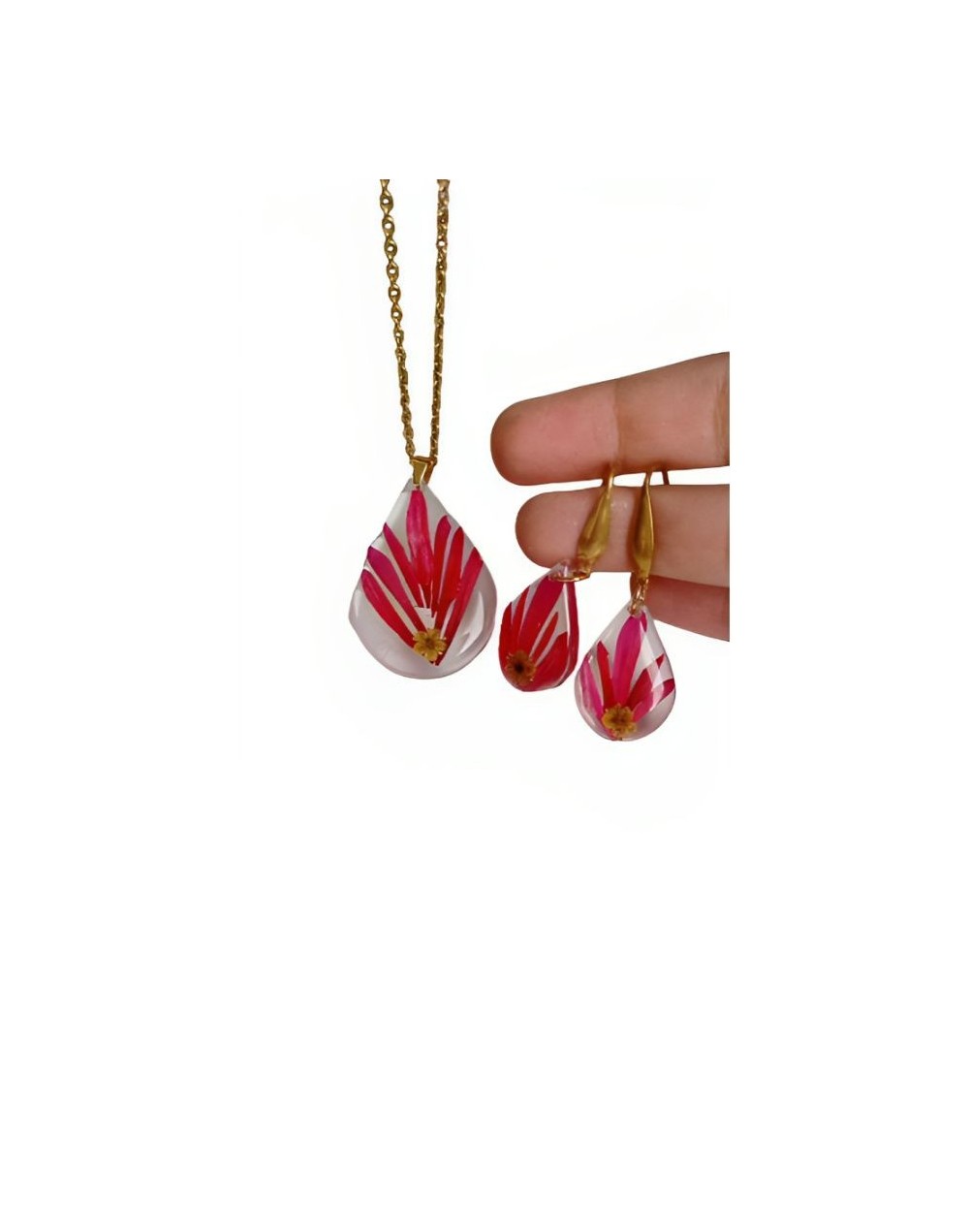 Juego de aretes y collar en pétalos rojos encapsulados en acero dorado y plateado.
