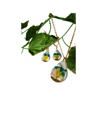 Juego de aretes y collar en pétalos amarillos hortensias encapsuladas en resina en acero.