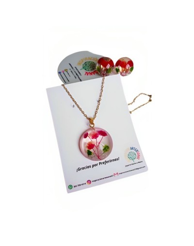 Juego de collar y topitos en flores gipsófilas rosadas encapsuladas en resina epoxi en acero para mujer.