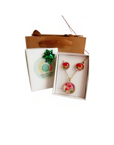 Juego de collar y topitos en flores gipsófilas rosadas encapsuladas en resina epoxi en acero para mujer.
