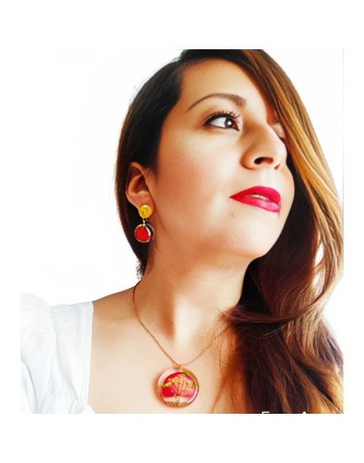 Juego de aretes y collar con pétalos rojos con flores gipsófilas  encapsuladas en resina epoxi en broche de acero 