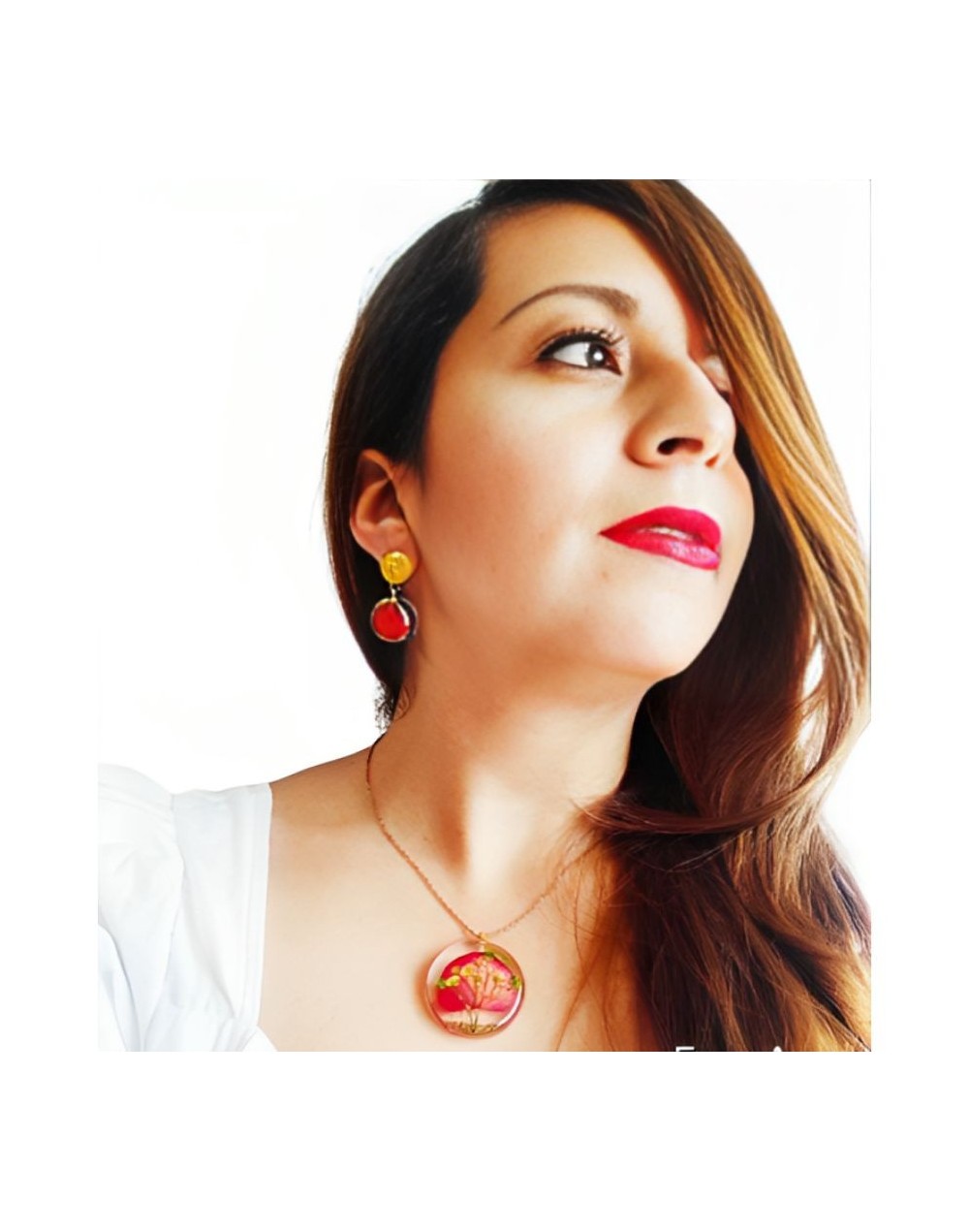 Juego de aretes y collar con pétalos rojos con flores gipsófilas  encapsuladas en resina epoxi en broche de acero 