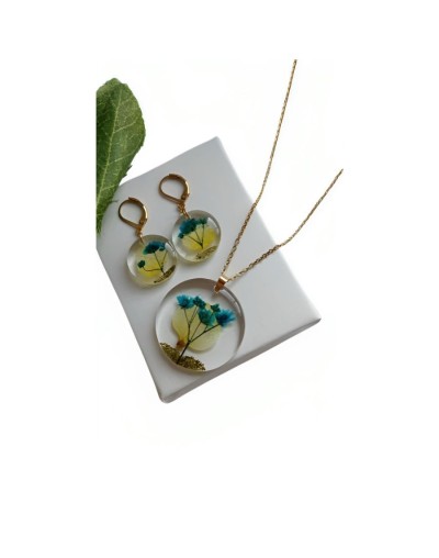 Juego de aretes y collar con pétalos rojos con flores gipsófilas  encapsuladas en resina epoxi en broche de acero 