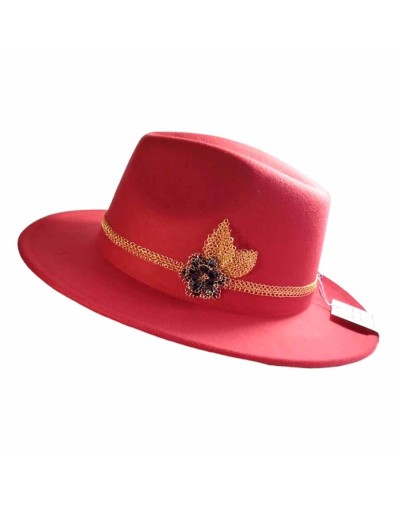 Sombrero con decoración artesanal.
