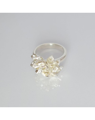 Anillo racimo flores de origami