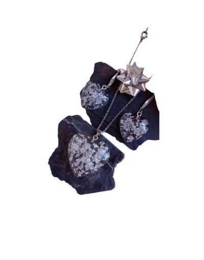 Juego de collar y aretes destellos plateados.