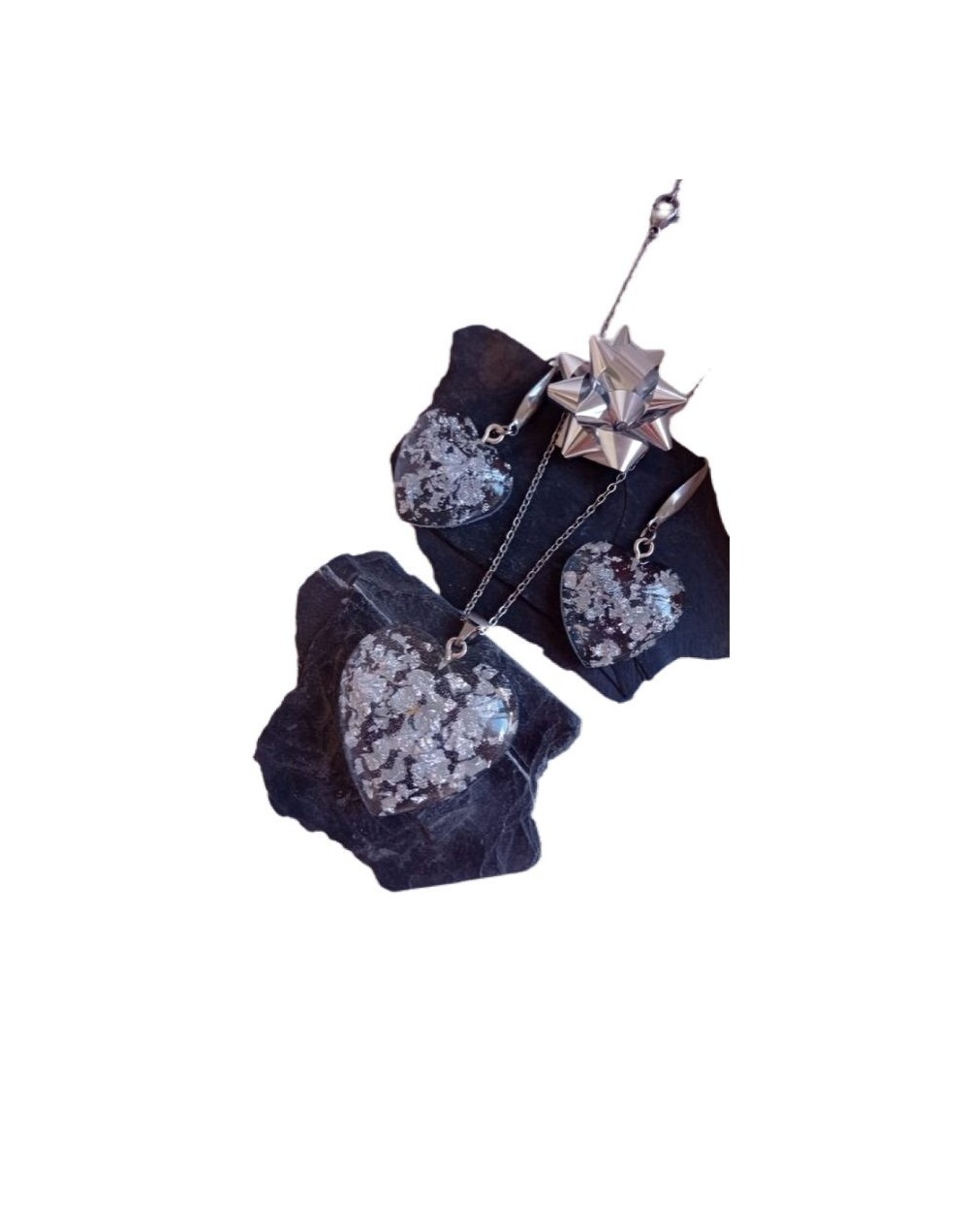 Juego de collar y aretes destellos plateados.