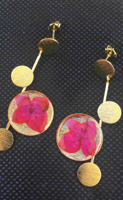 Aretes dorados con hortensias pink