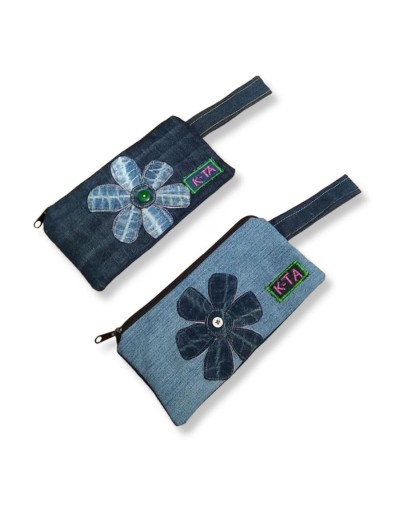 Cosmetiqueras con flor en jean 
