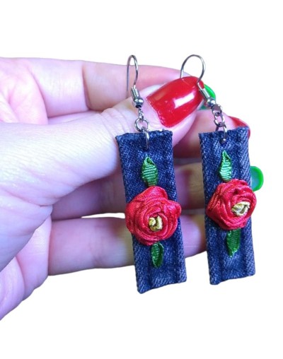 Aretes rosa bordada