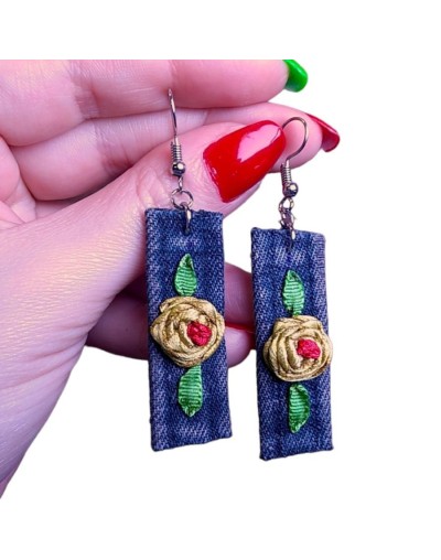 Aretes rosa bordada