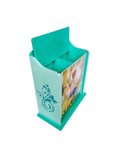 Dispensador mujer en la rama