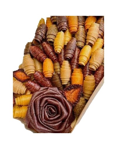 Caja frutas deshidratadas en rollitos y flores