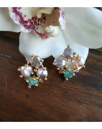 Topos de perlas, esmeralda en bruto y circones.