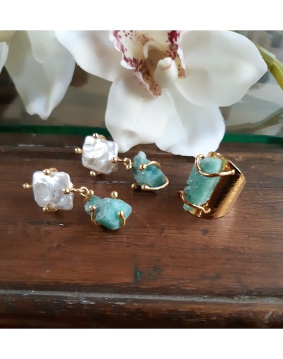 Topos de perlas, esmeralda en bruto y circones.