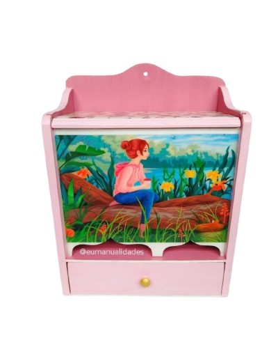 Dispensador mujer en el parque