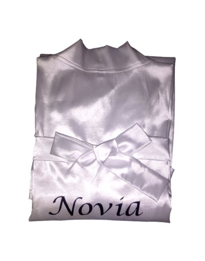 Bata levantadora personalizada en satin para novia