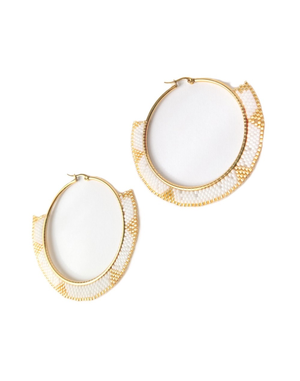 Maxi aretes miyuki abanico blanco y dorado