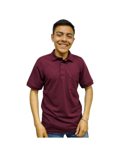 Camiseta polo con cuello camisero vinotinto.