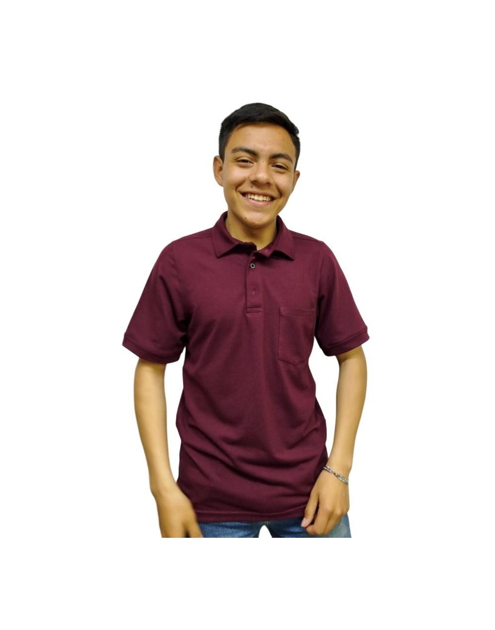 Camiseta polo con cuello camisero vinotinto.