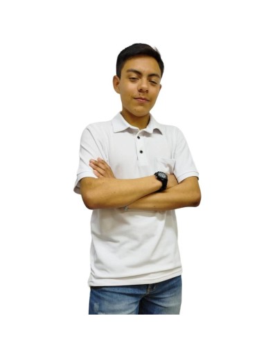 Camiseta polo con cuello camisero blanca.