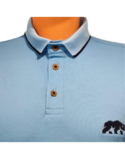 Camiseta polo con cuello tejido color azul bebe.