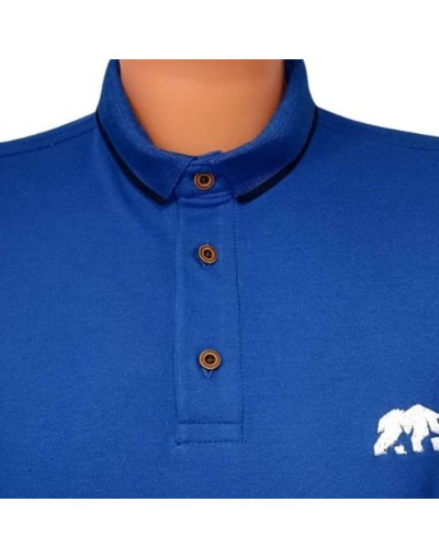 Camiseta polo con cuello tejido color azul rey.
