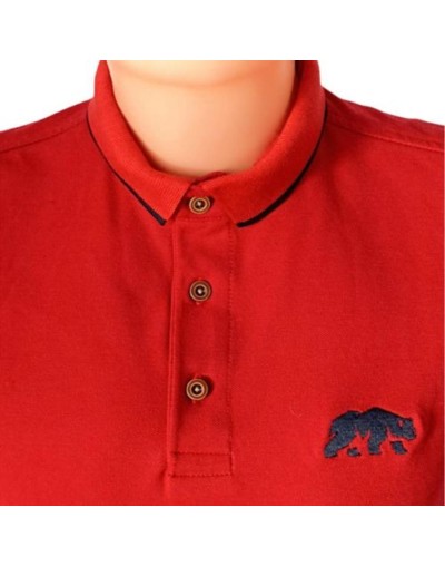 Camiseta polo con cuello tejido color rojo.