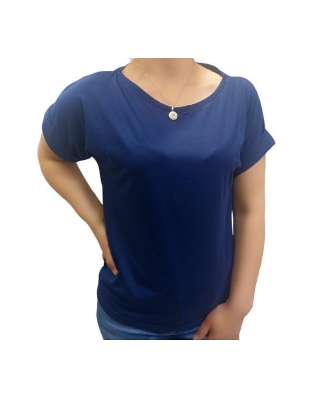 Camiseta manga japonesa color azul.