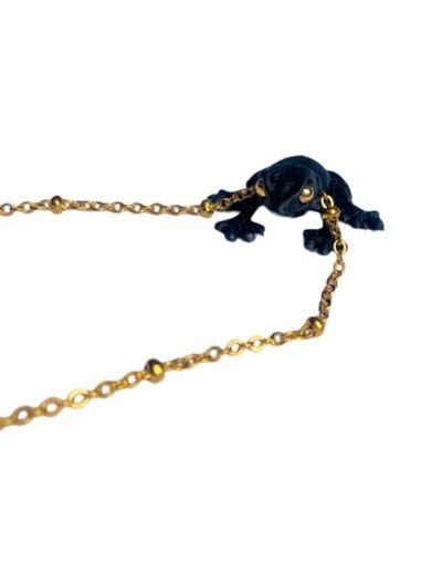 Collar rana negra con ojos en bronce con baño de oro