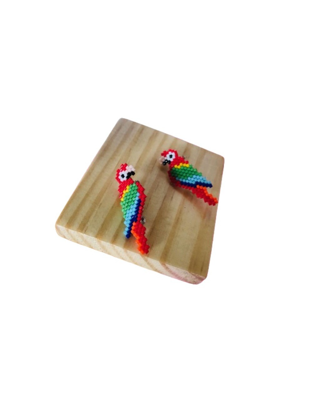 Pines tejidos a mano en cristales de miyuki con diseño de guacamaya