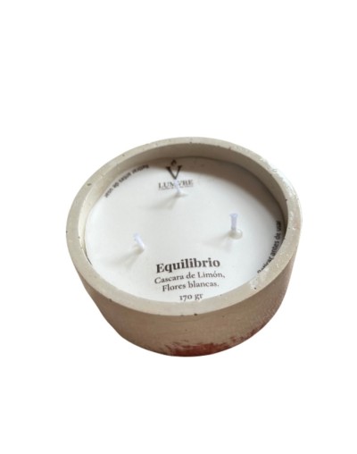 Vela aromática en cera natural y envase en concreto - eternal flame.