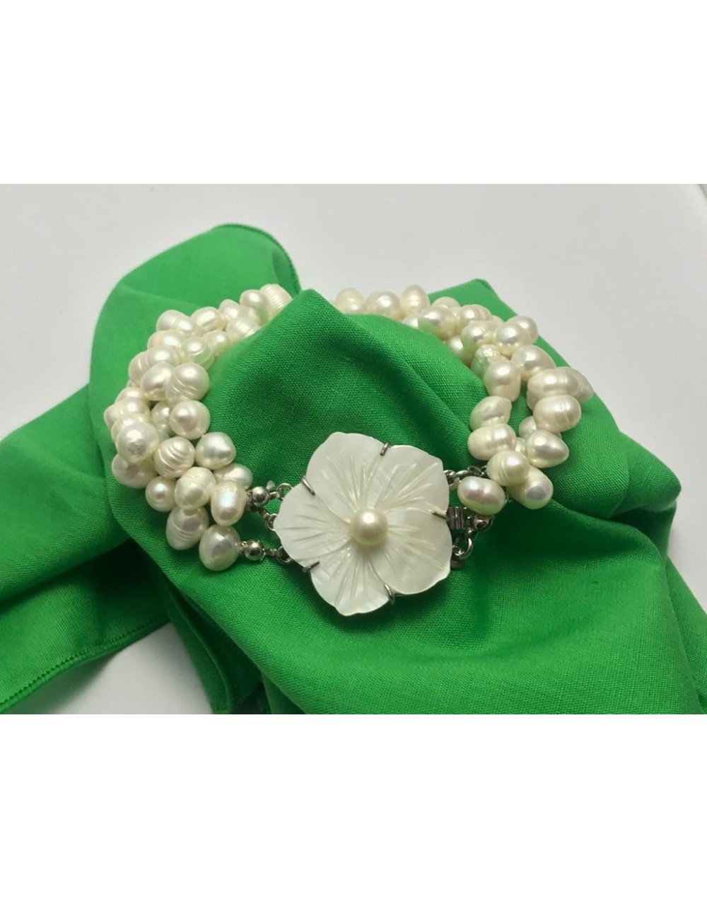 Pulsera con broche de nacar 