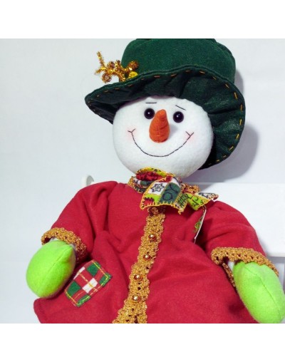 Muñeco de nieve con sombrero verde