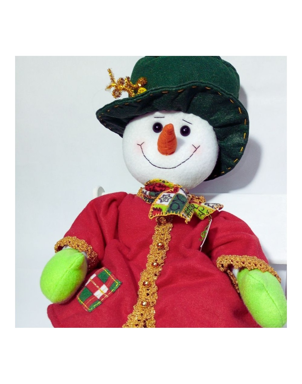 Muñeco de nieve con sombrero verde